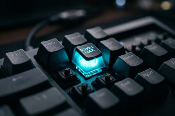 Tecla Scroll Lock em destaque no teclado mecânico