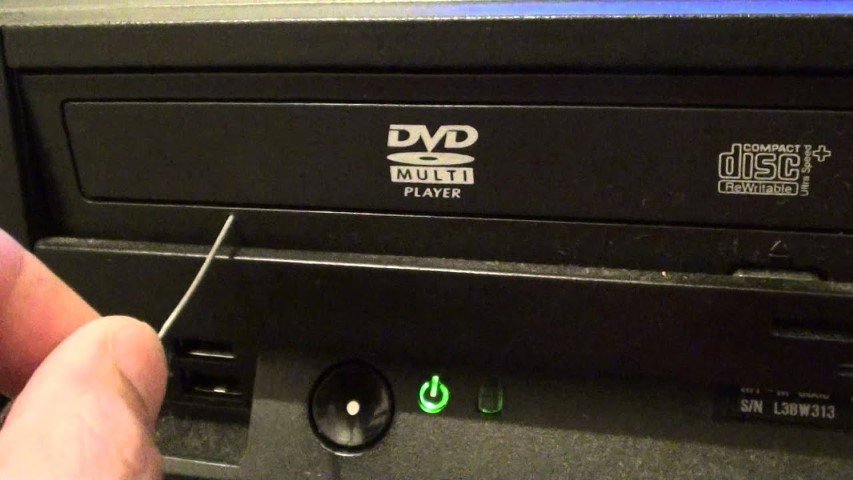 Enfiando clipe do furo do drive de dvd do desktop