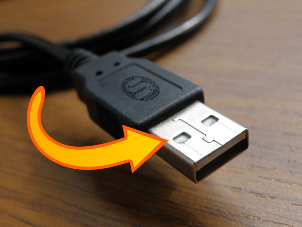 Para que servem os dois furos do conector USB? Descubra agora!