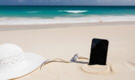 Imagem de Guia de Sobrevivência: Como Proteger seu Celular na Praia e Calor