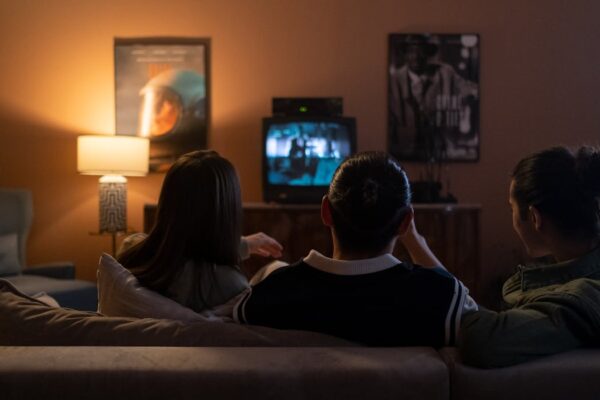 Noite de filmes em casa com amigos