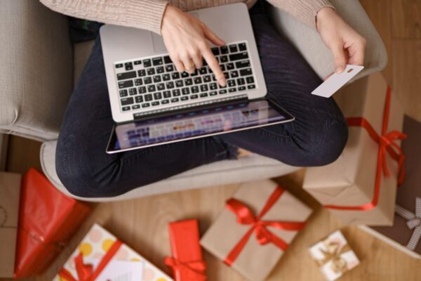 Do preço excessivamente baixo à abordagem de golpistas fora das plataformas oficiais: saiba como identificar fraudes em marketplaces e adote hábitos simples para garantir compras virtuais 100% seguras.
