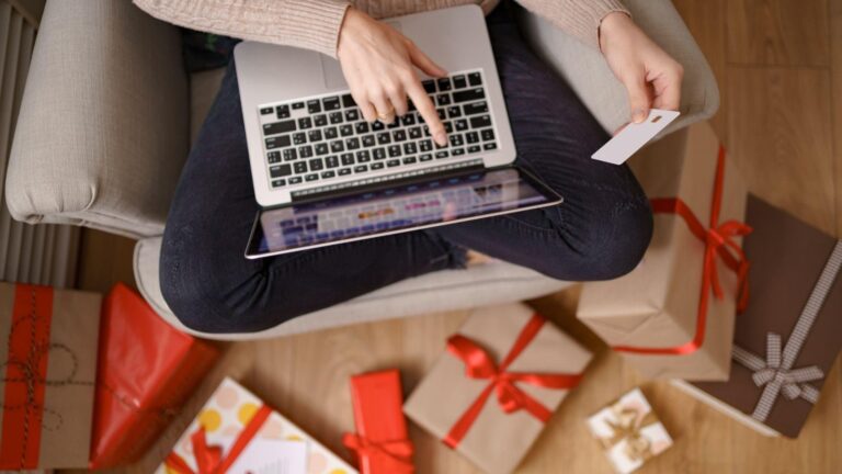 Do preço excessivamente baixo à abordagem de golpistas fora das plataformas oficiais: saiba como identificar fraudes em marketplaces e adote hábitos simples para garantir compras virtuais 100% seguras.