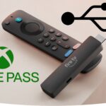 Novo Fire TV Stick HD da Amazon conectado à porta HDMI de uma televisão, exibindo sua espessura ultrafina.