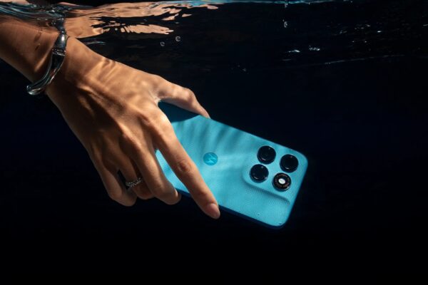 Moto G Max 5G na agua