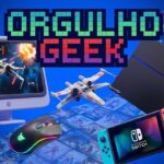 Variedade de produtos eletrônicos e bonecos colecionáveis geeks organizados sobre uma mesa iluminada com tons de azul e roxo.