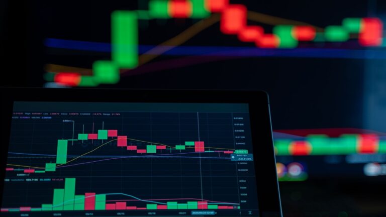 Saiba como a automação via MetaTrader pode eliminar o fator emocional, otimizar suas estratégias e agilizar suas operações no mercado cambial.