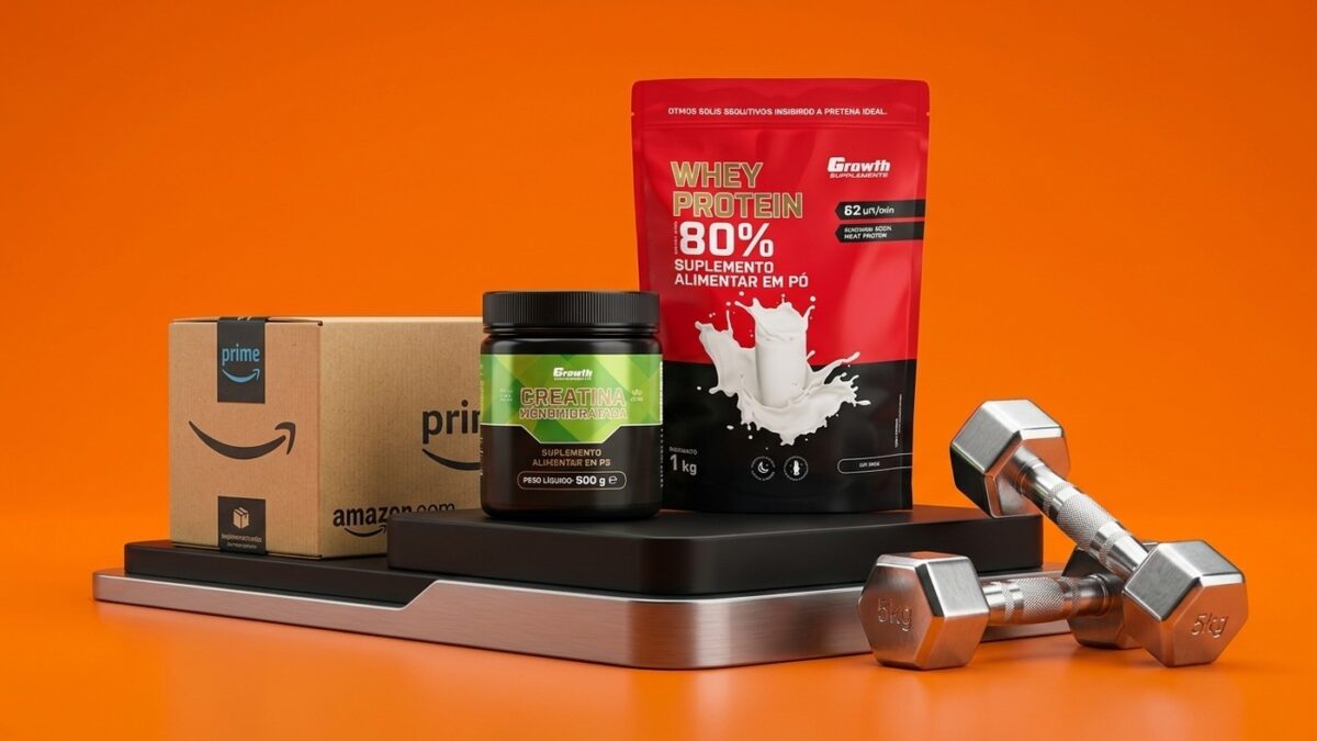 Embalagens de Whey Protein 80% e Creatina da Growth Supplements sobre suporte com caixa de entrega Amazon Prime e halteres em estúdio laranja