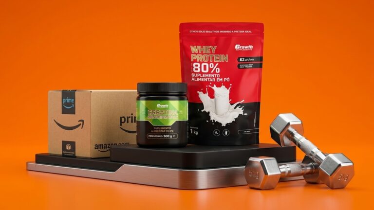 Embalagens de Whey Protein 80% e Creatina da Growth Supplements sobre suporte com caixa de entrega Amazon Prime e halteres em estúdio laranja