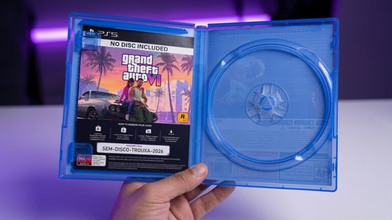 Mão segurando um estojo azul de PlayStation 5 aberto com a bandeja de disco totalmente vazia e um encarte de GTA 6 com o aviso NO DISC INCLUDED e voucher de download