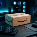 Setup gamer iluminado com caixa e fones de ouvido em ambiente promocional da Amazon
