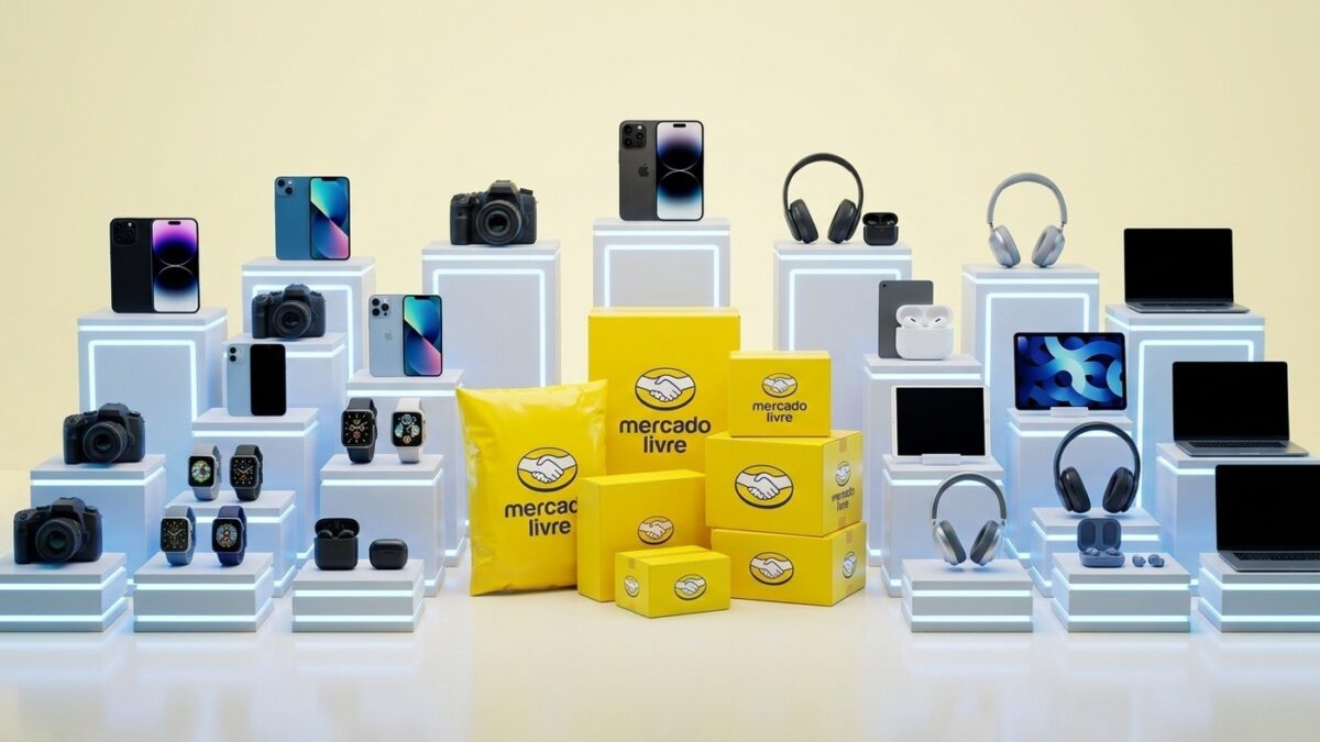 Dispositivos eletrônicos e smartphones em exibição moderna com embalagens amarelas oficiais de entrega do Mercado Livre