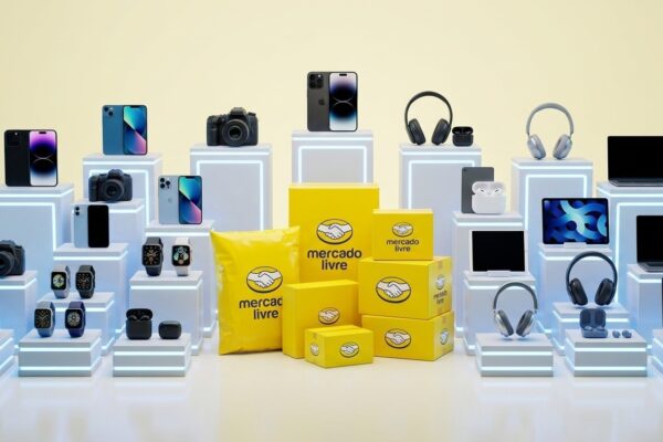 Dispositivos eletrônicos e smartphones em exibição moderna com embalagens amarelas oficiais de entrega do Mercado Livre