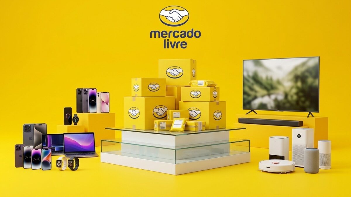 Estúdio promocional amarelo do Mercado Livre com smartphones, notebooks, smart TVs e caixas oficiais de entrega