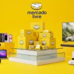 Estúdio promocional amarelo do Mercado Livre com smartphones, notebooks, smart TVs e caixas oficiais de entrega