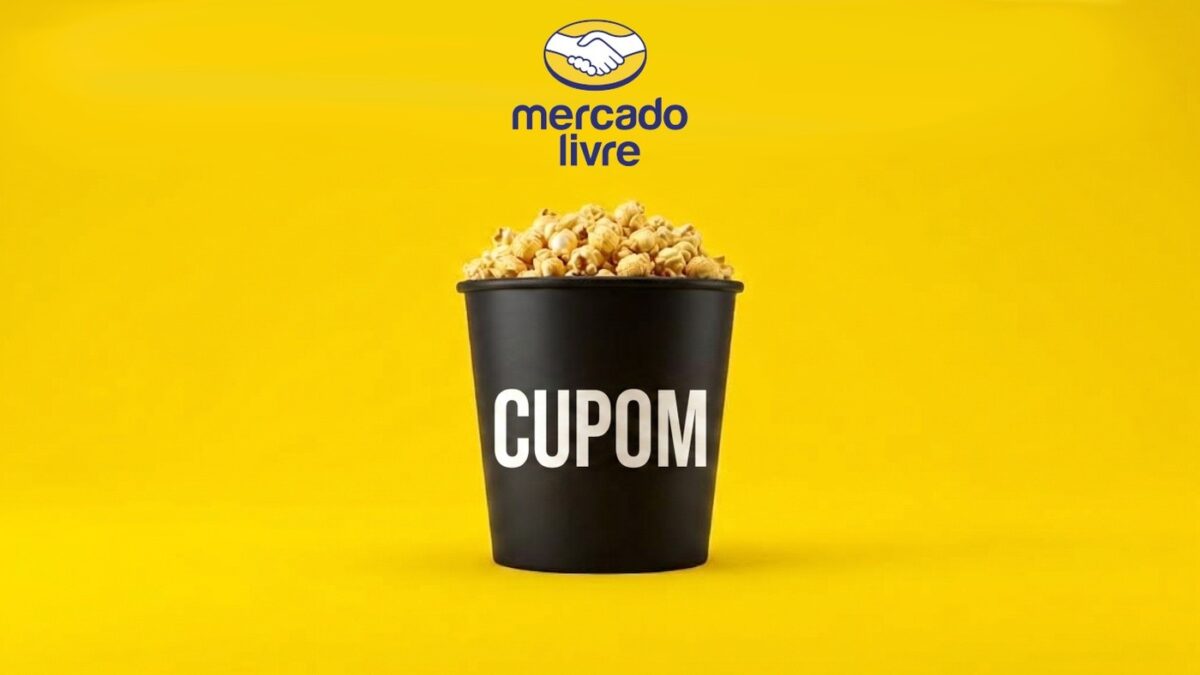 Consumidora feliz com entrega rápida de compras do Mercado Livre em domicílio