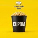 Consumidora feliz com entrega rápida de compras do Mercado Livre em domicílio