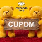 Comprador segurando sacolas amarelas com o logo do Mercado Livre em clima de compras promocionais