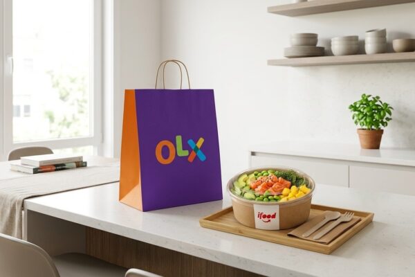 Sacola de entrega roxa oficial da OLX ao lado de refeição delivery com embalagem oficial do iFood