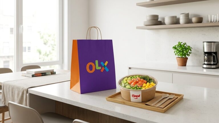 Sacola de entrega roxa oficial da OLX ao lado de refeição delivery com embalagem oficial do iFood