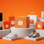 Caixas de entrega e sacolas laranjas oficiais da Shopee em estúdio com eletrônicos e tênis modernos