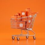Pacotes e sacolas de compras da Shopee em destaque com iluminação suave
