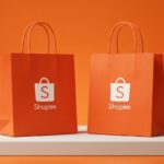 Sacolas de compras da Shopee sobre balcão clean com iluminação de estúdio