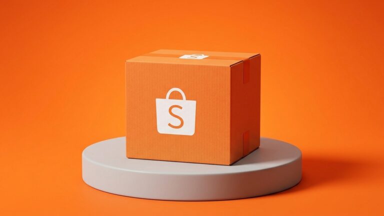 Caixa de entregas da Shopee em destaque sobre pedestal em estúdio moderno
