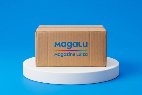 Caixa de encomenda do Magazine Luiza sobre pedestal em destaque dourado e azul