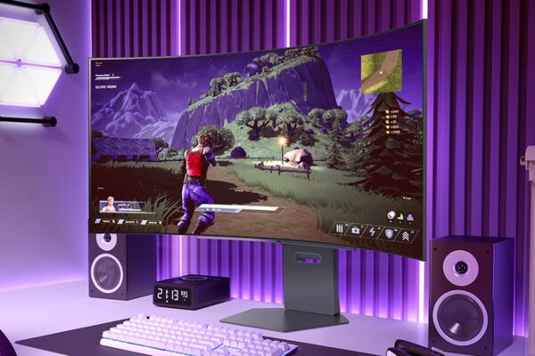 Monitor gamer LG UltraGear em destaque na mesa com iluminação de estúdio