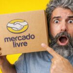 Consumidora feliz com entrega de produtos do Mercado Livre em ambiente aconchegante