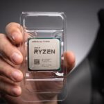 Processador AMD Ryzen 7 5700X em mãos pronto para upgrade AM4