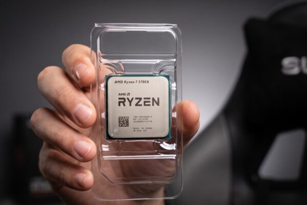 Processador AMD Ryzen 7 5700X em mãos pronto para upgrade AM4