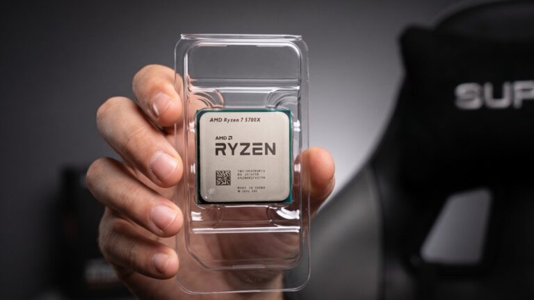 Processador AMD Ryzen 7 5700X em mãos pronto para upgrade AM4