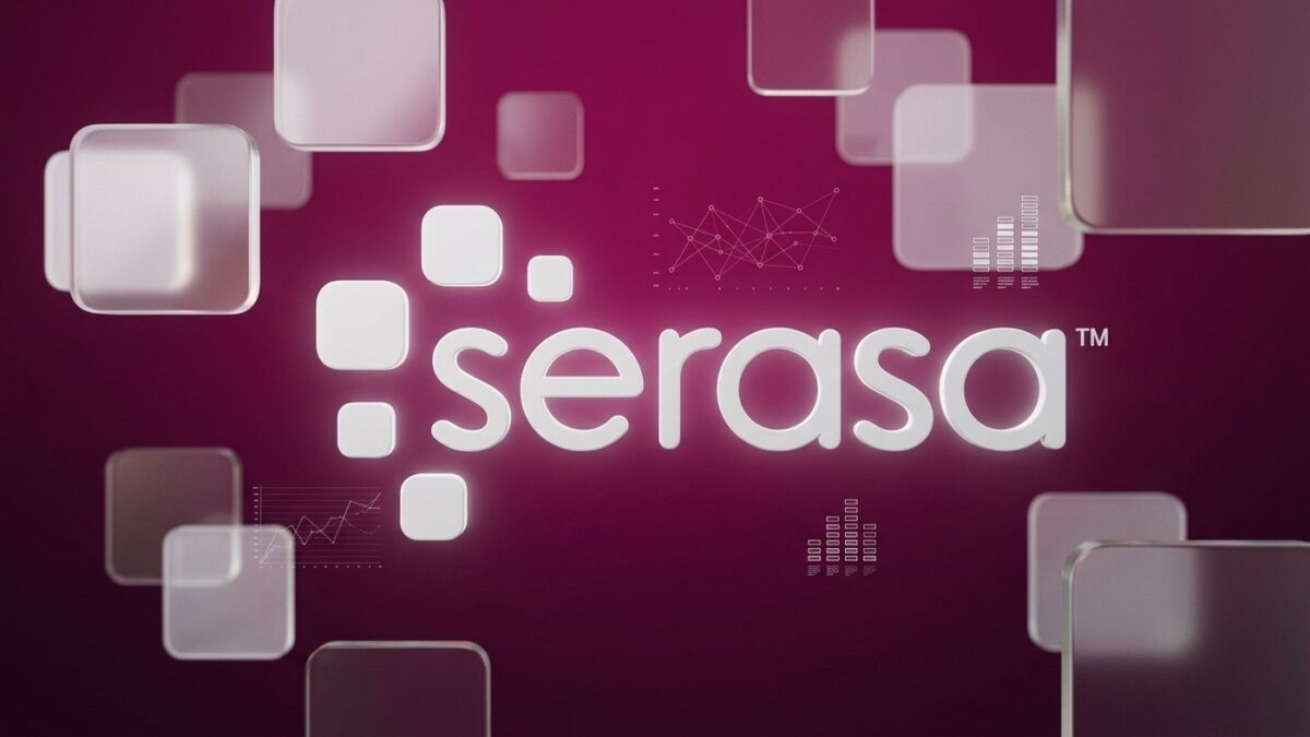Smartphone com painel financeiro de score de crédito ao lado do logo magenta da Serasa e carrinho de compras luminoso do Mercado Livre