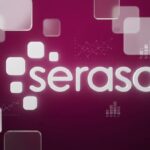 Smartphone com painel financeiro de score de crédito ao lado do logo magenta da Serasa e carrinho de compras luminoso do Mercado Livre