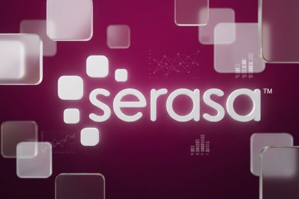 Smartphone com painel financeiro de score de crédito ao lado do logo magenta da Serasa e carrinho de compras luminoso do Mercado Livre