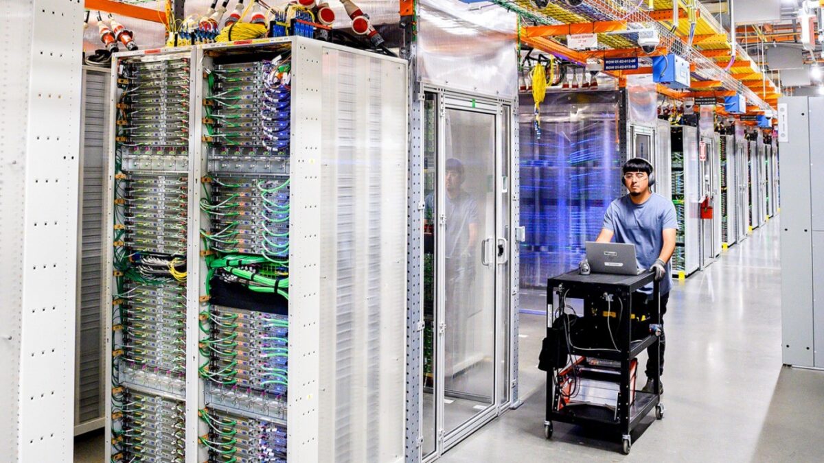 Amazon investirá US$ 1 bilhão em comunidades de data centers em meio à pressão por consumo de energia e água