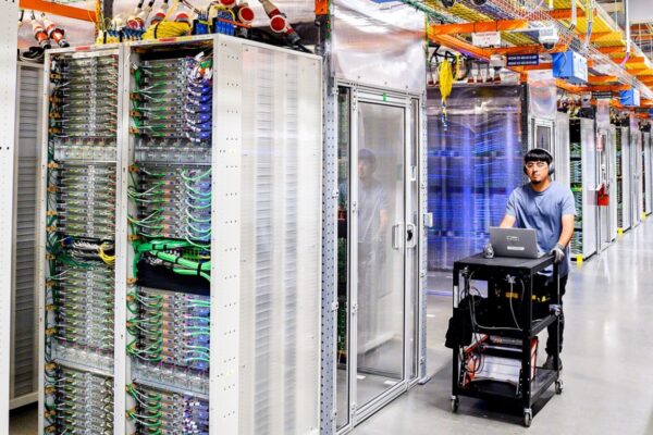 Amazon investirá US$ 1 bilhão em comunidades de data centers em meio à pressão por consumo de energia e água