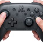 Controle Nintendo Switch Pro oficial em acabamento preto translúcido sobre mesa de jogos