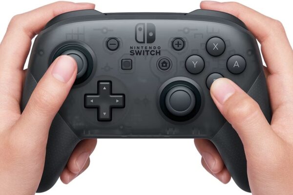 Controle Nintendo Switch Pro oficial em acabamento preto translúcido sobre mesa de jogos