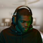 Headset gamer Corsair HS80 RGB sem fio em destaque em estúdio tecnológico