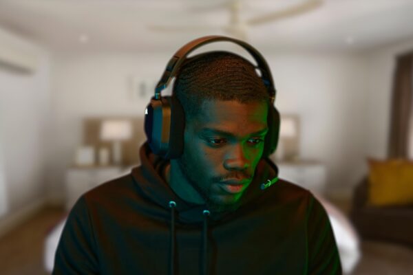 Headset gamer Corsair HS80 RGB sem fio em destaque em estúdio tecnológico