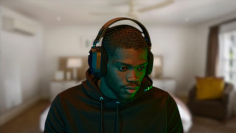 Headset gamer Corsair HS80 RGB sem fio em destaque em estúdio tecnológico