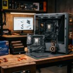 Setup gamer com iluminação RGB e hardware de alto desempenho ilustrando cupons de até 10% OFF no KaBuM!