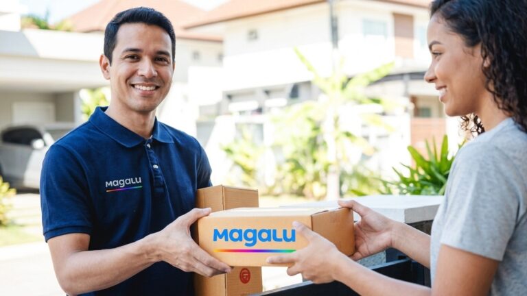 Entregador do Magazine Luiza segurando pacote oficial de entrega rápida