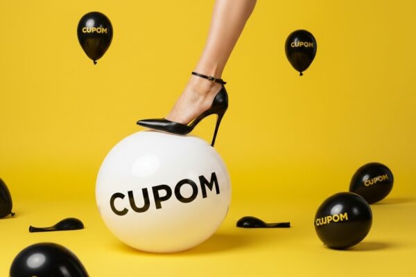 Embalagem oficial de entrega do Mercado Livre ilustrando cupom de 15% OFF com até R$ 80 de desconto