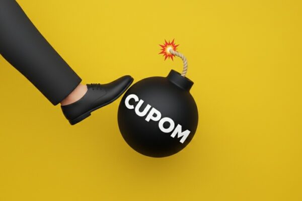Embalagem e entrega oficial do Mercado Livre ilustrando cupons de desconto em ferramentas e livros