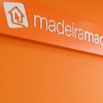 Fachada moderna com logo oficial da MadeiraMadeira em destaque para matéria de cupons de desconto