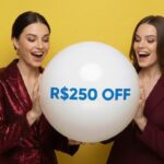Compradora com sacola e roupas de entrega do Mercado Livre ilustrando cupom de 20% OFF em moda